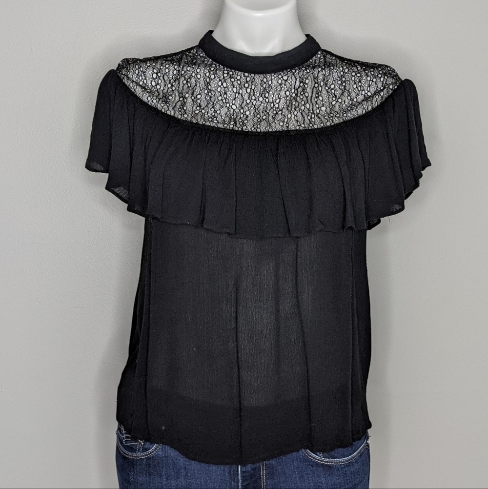 ✨3/$15 Sullivan black lace layered top XS/S